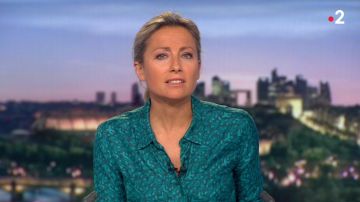 Camisa verde estampada de Anne-Sophie Lapix en Le Journal de 20 heures de France 2