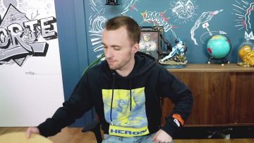 Sweat Herron Preston  porté par Lucas  Squeezie dans la vidéo Est-ce vraiment intéressant ? ¯\_(ツ)_/¯ 