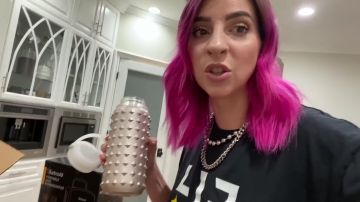 Collar de cadena de plata usado por Gabbie Hanna en el video de YouTube Bebí un galón de agua al día durante un mes