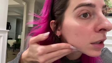 Pequeños pendientes de aro usados por Gabbie Hanna en el video de YouTube Bebí un galón de agua al día durante un mes