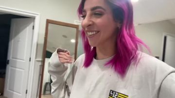 Sudadera blanca usada por Gabbie Hanna en el video de YouTube Bebí un galón de agua al día durante un mes