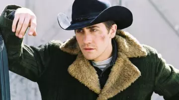 Abrigo de lana Geen con cuello de piel usado por Jack Twist (Jake Gyllenhaal) como se ve en Brokeback Mountain
