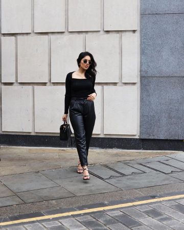 Noir imitation Cuir, Pantalons de l'Annam Ahmad sur l'Instagram account @annam.ahmad