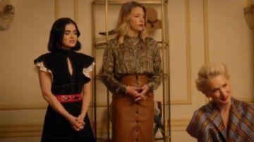 Vestido negro con volantes usado por Katy Keene (Lucy Hale) en Katy Keene Temporada 1 Episodio 4