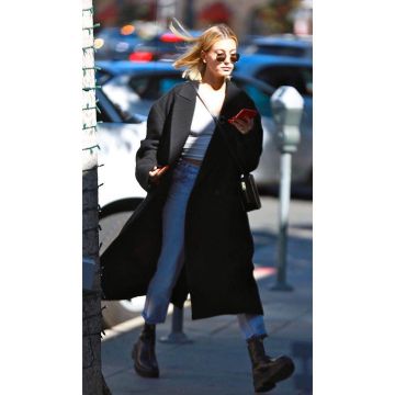 Alexander Wang Halo Sac en Noir et Or porté par Hailey Baldwin Los Angeles le 2 Mars 2020