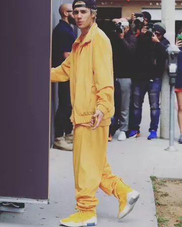 Nike Bas­kets Air Fear Of God 1 worn by  Justin Bieber West Hollywood March 1, 2020