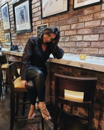 Noir imitation Cuir, Pantalons de l'Annam Ahmad sur l'Instagram account @annam.ahmad