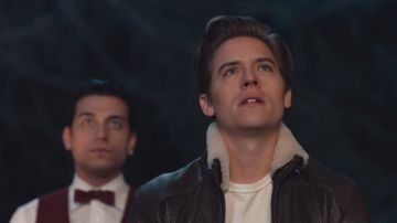 La chaqueta de cuero de aviador con cuello de piel de Dylan Sprouse en el video musical Think About You de Kygo feat. Valerie Broussard 