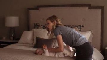 Tee-shirt porté par Colette français (Willa Fitzgerald) à Oser Me Saison 1 Episode 9