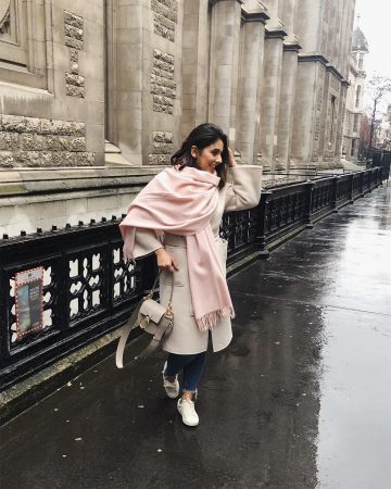 Zapatillas blancas de Annam Ahmad en la cuenta de Instagram @annam.ahmad