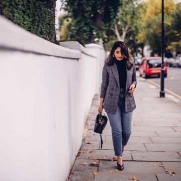 Traje negro de Annam Ahmad en la cuenta de Instagram @annam.ahmad