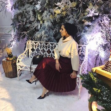 Falda plisada roja de Annam Ahmad en la cuenta de Instagram @annam.ahmad