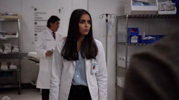 Blusa de seda de rayas usada por Saanvi Bahl (Parveen Kaur) en Manifest Temporada 2 Episodio 8