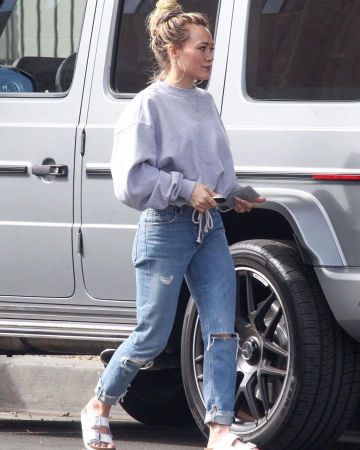 Birkenstock Arizona Big Buckle Sandalias usadas por Hilary Duff Studio City marzo 1, 2020
