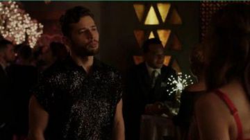 Polo negro de lentejuelas usado por Sam Jones (Rafael de la Fuente) en Dynasty Temporada 3 Episodio 14