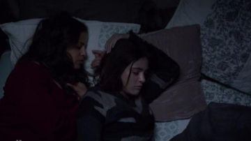 Suéter Camo Print usado por Olive Stone (Luna Blaise) en Manifest Temporada 2 Episodio 8