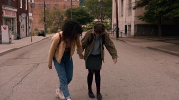 Le beige veste portée par Dina (Sofia Bryant) dans je ne Suis Pas d'Accord avec Cela (S01E01)