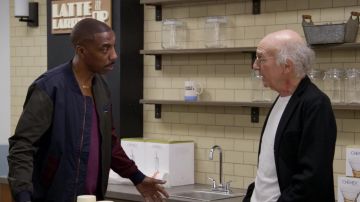 Chaqueta Bomber Colorblock solo para miembros usada por Leon Black (J.B. Smoove) en Curb Your Enthusiasm (S10E07)