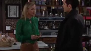 Ba&sh Cabri Imprimé Chemisier porté par Sharon Collins (Sharon Cas) comme on le voit sur les Jeunes et Les Agités le 2 Mars 2020