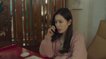 Pink Puff Sleeve Short Cardi­gan worn by Yoon Se Ri (Son Ye-jin) in Crash Landing on You Season  1 Episode 13