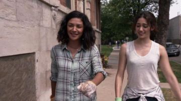 Débardeur rayé porté par Fiona Gallagher (Emmy Rossum) dans Shameless Saison 8 Épisode 5