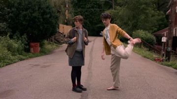 Le gris jupe en denim de Sydney (Sophia Lillis) dans je ne Suis Pas d'Accord avec Cela (S01E01)