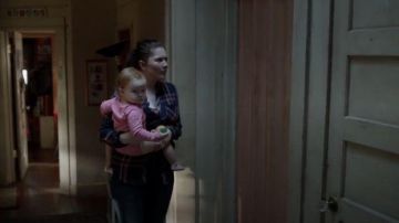 Camisa a cuadros usada por Debbie Gallagher (Emma Kenney) en Shameless Temporada 8 Episodio 5