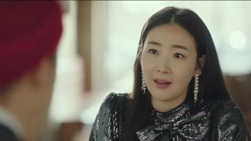 Cu­bic Chain Wave Drop Earrings worn by Yoon Se Ri (Son Ye-jin) in Crash Landing on You Season 1 Episode 13