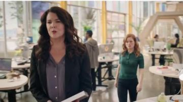 Blazer noir porté par Joan (Lauren Graham) dans Zoey Extraordinaire de la Playlist de la Saison 1 Épisode 4