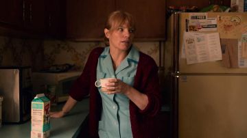 Le rouge cardigan de Maggie (Kathleen Rose Perkins) dans je ne Suis Pas d'Accord avec Cela (S01E02)