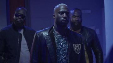 Le t-shirt noir et blanc Richard Valentine Paris écriture dans le clip Validé (B.O de la série Validé) de Sam's feat Lacrim