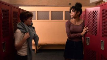 Le bleu de la jupe de denim de Dina (Sofia Bryant) dans je ne Suis Pas d'Accord avec Cela (S01E02)