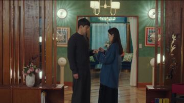 V-neck Cash­mere Cardi­gan worn by Yoon Se Ri (Son Ye-jin) in Crash Landing on You Season 1 Episode 13