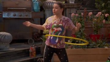 Violet Tie Dye T-Shirt porté par Tess O'Malley (Ciel Katz) dans le Corbeau de la Maison, Saison 3 Episode 18