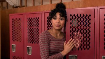 Le cercle d'or boucles d'oreilles de Dina (Sofia Bryant) dans je ne Suis Pas d'Accord avec Cela (S01E02)