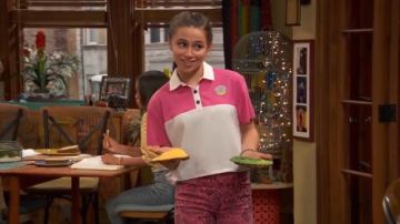 Jeans de piel de serpiente rosa usados por Tess O'Malley (Sky Katz) en Raven's Home Temporada 3 Episodio 18