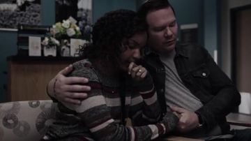 Gris Rayé Chandails portés par la Grâce de Ryder (Sierra McClain) dans le 9-1-1: Lone Star Saison 1 Épisode 8