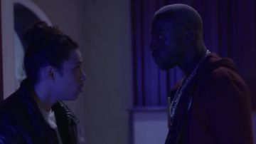 Le jogging Power Bordeaux avec écusson brodé à la main au fil d'argent Richard Valentine Paris dans le clip Validé (B.O de la série Validé) de Sam's feat Lacrim 