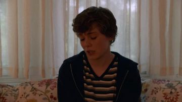 Le noir et le gris rayé en haut de la Sydney (Sophia Lillis) dans je ne Suis Pas d'Accord avec Cela (S01E03)