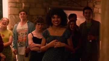 Le noir crop top, manches de Sydney (Sophia Lillis) dans je ne Suis Pas d'Accord avec Cela (S01E03)