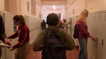 Le gris sac à dos de Sydney (Sophia Lillis) dans je ne Suis Pas d'Accord avec Cela (S01E04)