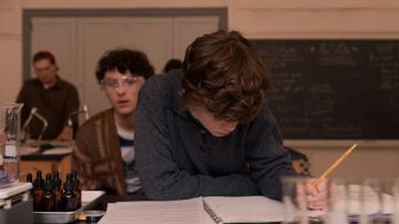 Le sweat-shirt gris de Sydney (Sophia Lillis) dans je ne Suis Pas d'Accord avec Cela (S01E04)