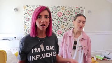 Etiquetas de perros militares personalizadas usadas por Gabbie Hanna en el video de YouTube Master Bedroom MAKEOVER por Kristen McAtee!