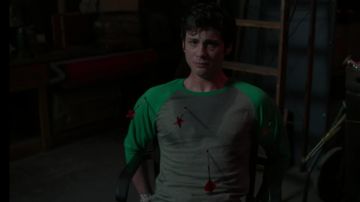 The t-shirt baseball green and grey 3/4 sleeve Jonah Heidelbaum (Logan Lerman) in the series Hunters (S01E02)