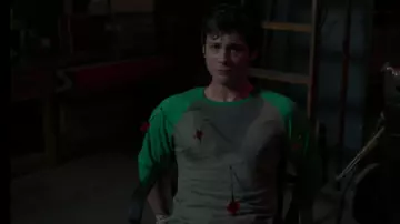 Le t-shirt de baseball vert et gris à manches 3/4 de Jonah Heidelbaum (Logan Lerman) dans la série Hunters (S01E02)