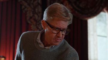 Pull en crochet torsadé gris de Fred Allen (J. C. MacKenzie) dans October Faction (S01E06)