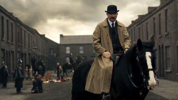 Coton Long Trench porté par l'Inspecteur de Chester Campbell (Sam Neill) dans Peaky Oeillères (S01E02)