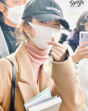 Nouveau Casquette avec le Logo de UI sur l'Instagram account @iu_pilsook