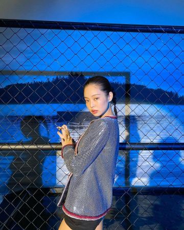 Lentejuelas, azul marino y plata de Jennie Kim en la cuenta de Instagram @jennierubyjane