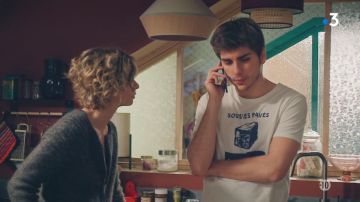 The t-shirt under the pavement the beach of Theo Bommel (Jules Fabre) in a More beautiful life